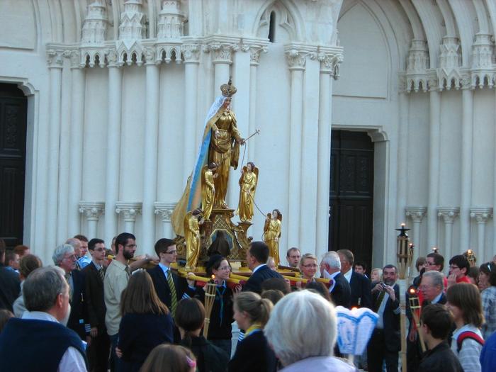 Veillée tour jeunes - devant la basilique Saint Co