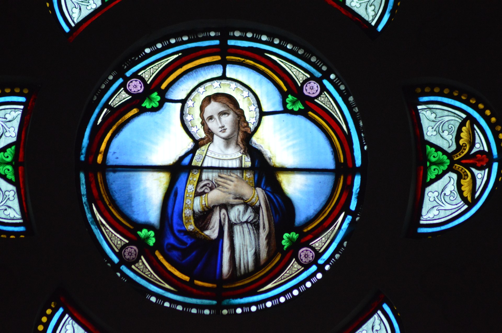 vitrail de la Vierge Marie