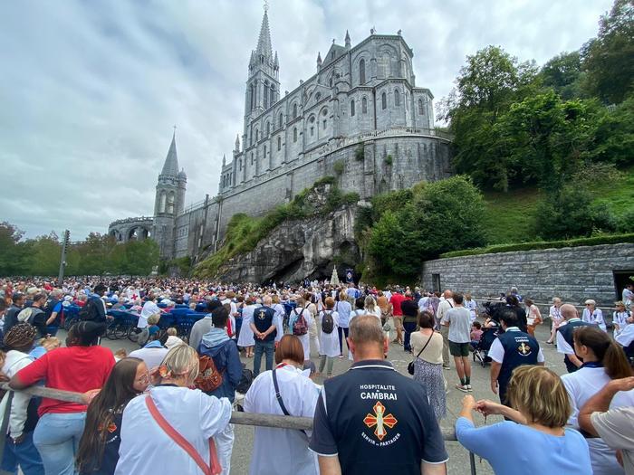 Devan la grotte de Lourdes