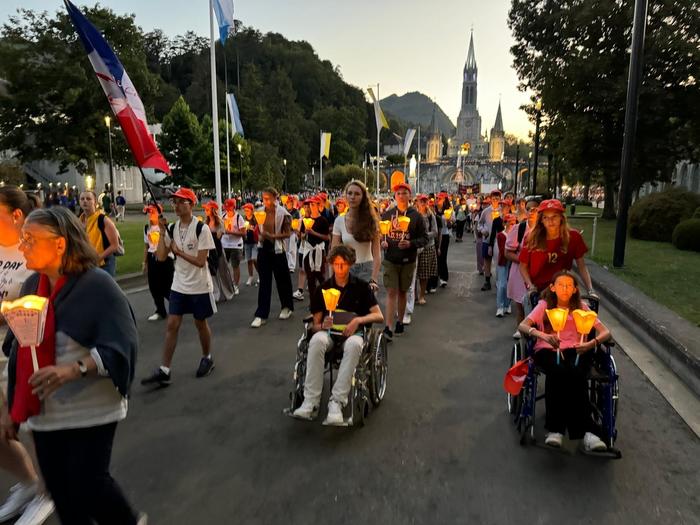 Pélé Jeunes Lourdes Procession Flambeaux