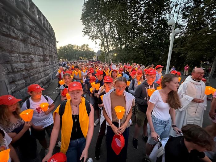 Pélé Jeunes Lourdes Procession Flambeaux