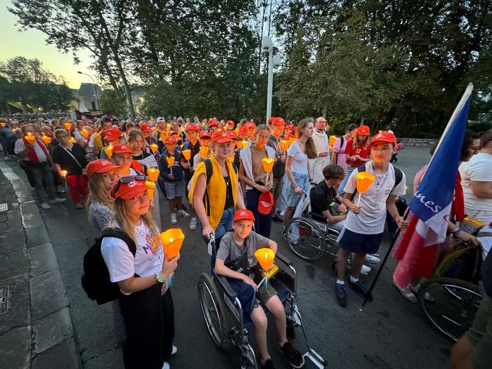 Pélé Jeunes Lourdes Procession Flambeaux